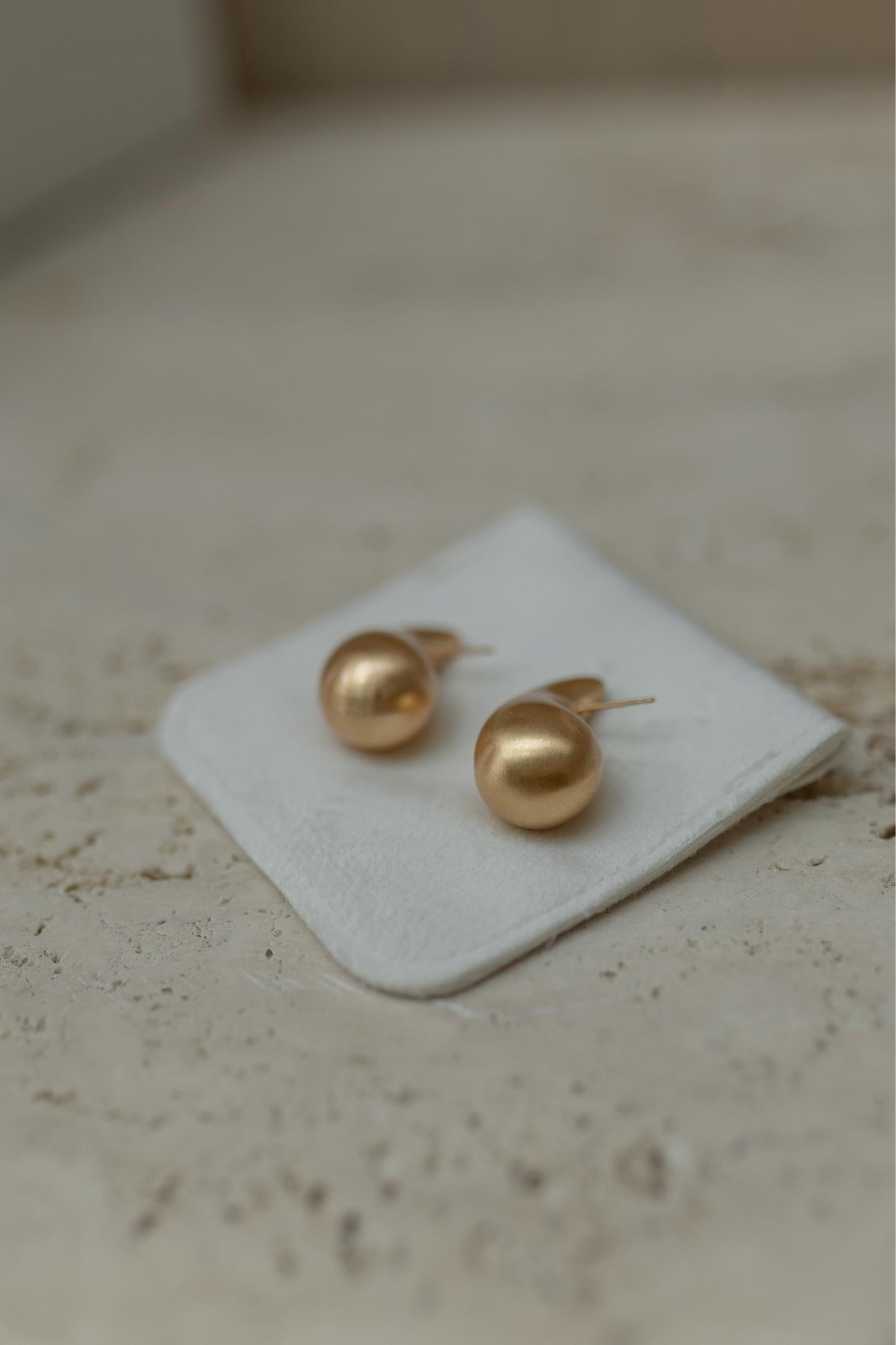 Brinco Gota Oca Maior Fosco Dourado