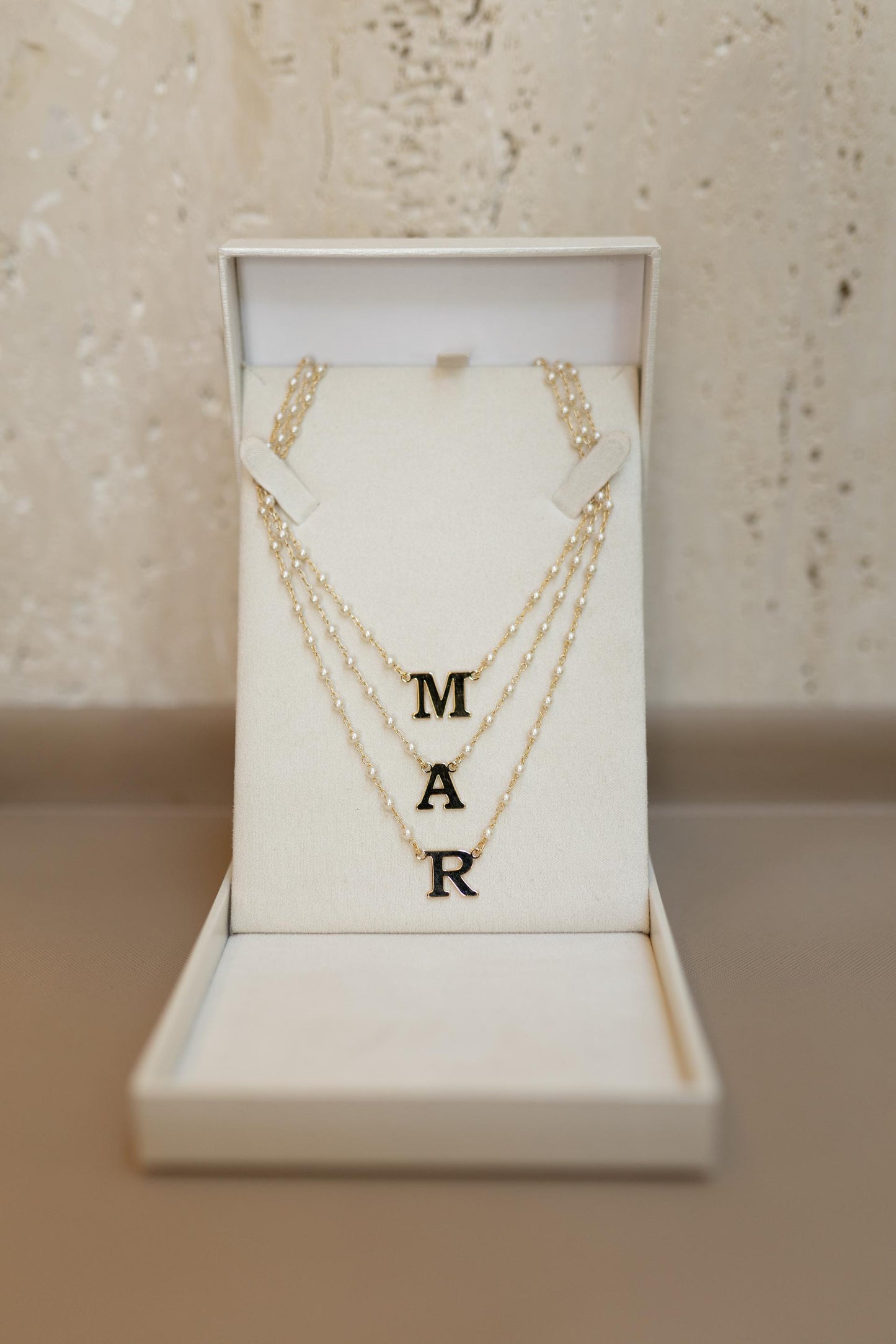 Colar Pérola Letra Dourado