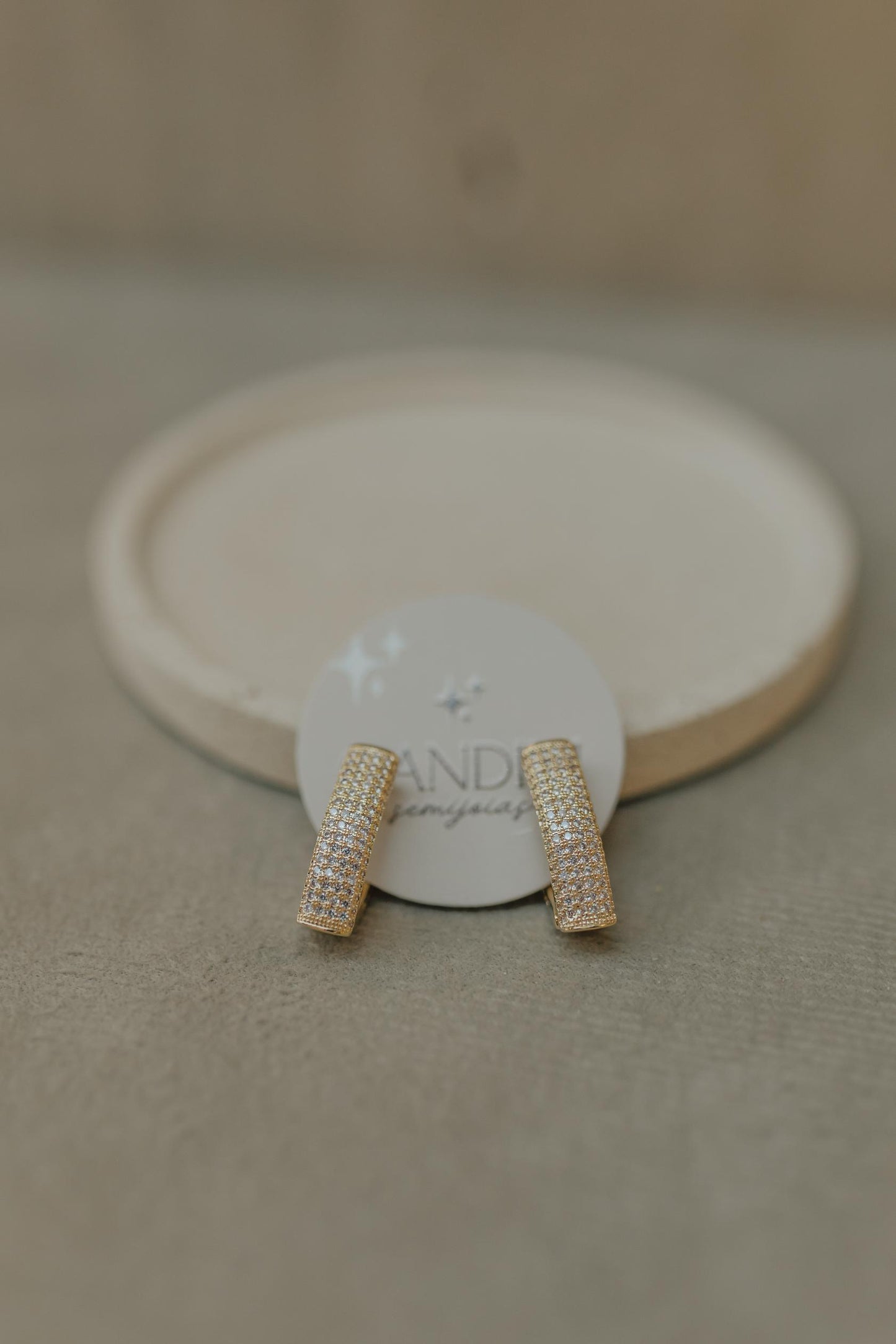 Brinco Argola V Cravejada G Dourado