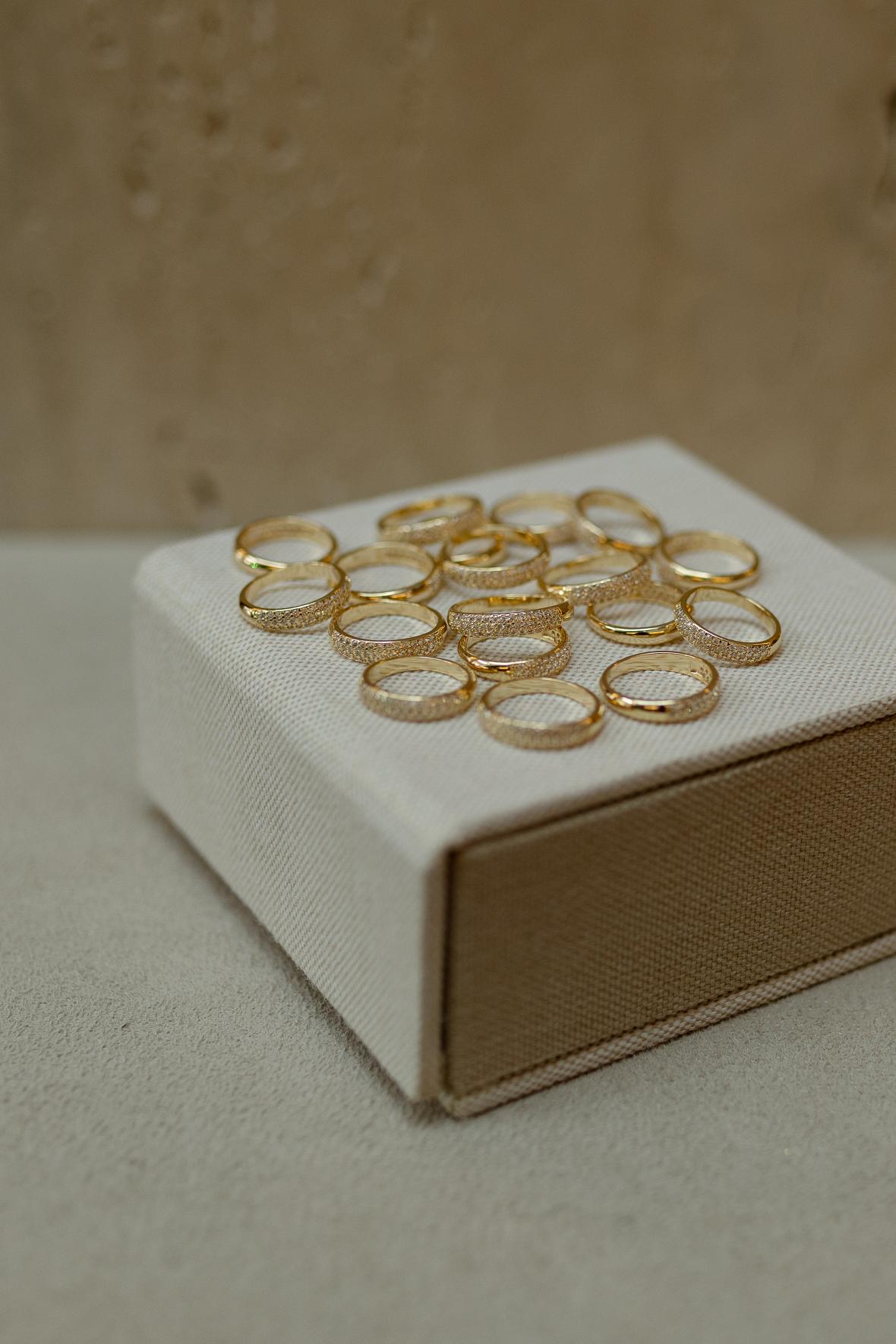 Anel Aparador de Aliança com Zircônias Dourado