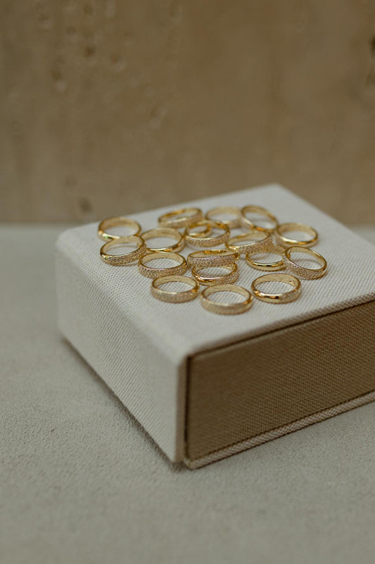 Anel Aparador de Aliança com Zircônias Dourado