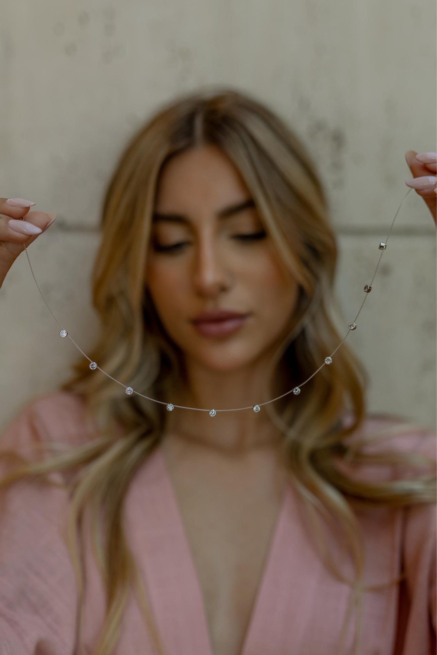 Colar Fio de Nylon Pontos de Luz Ródio Branco