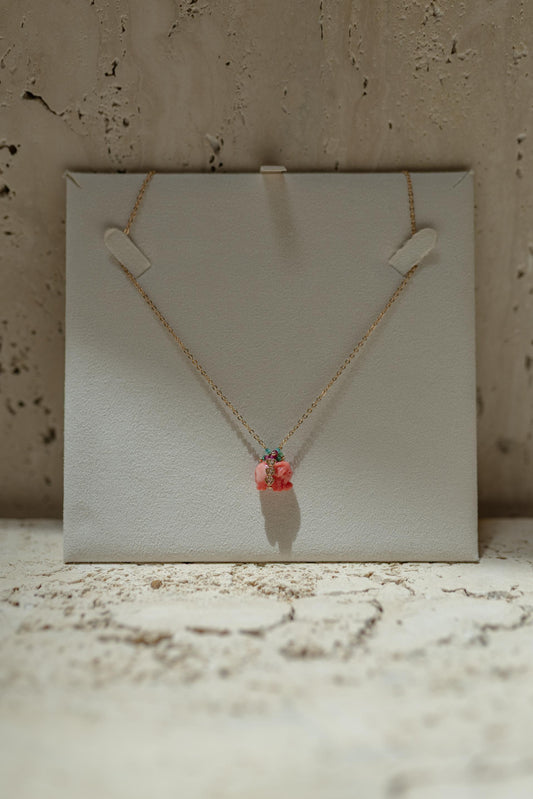 Colar Elefante Baquelite Coral com Pedras e Zircônias Dourado