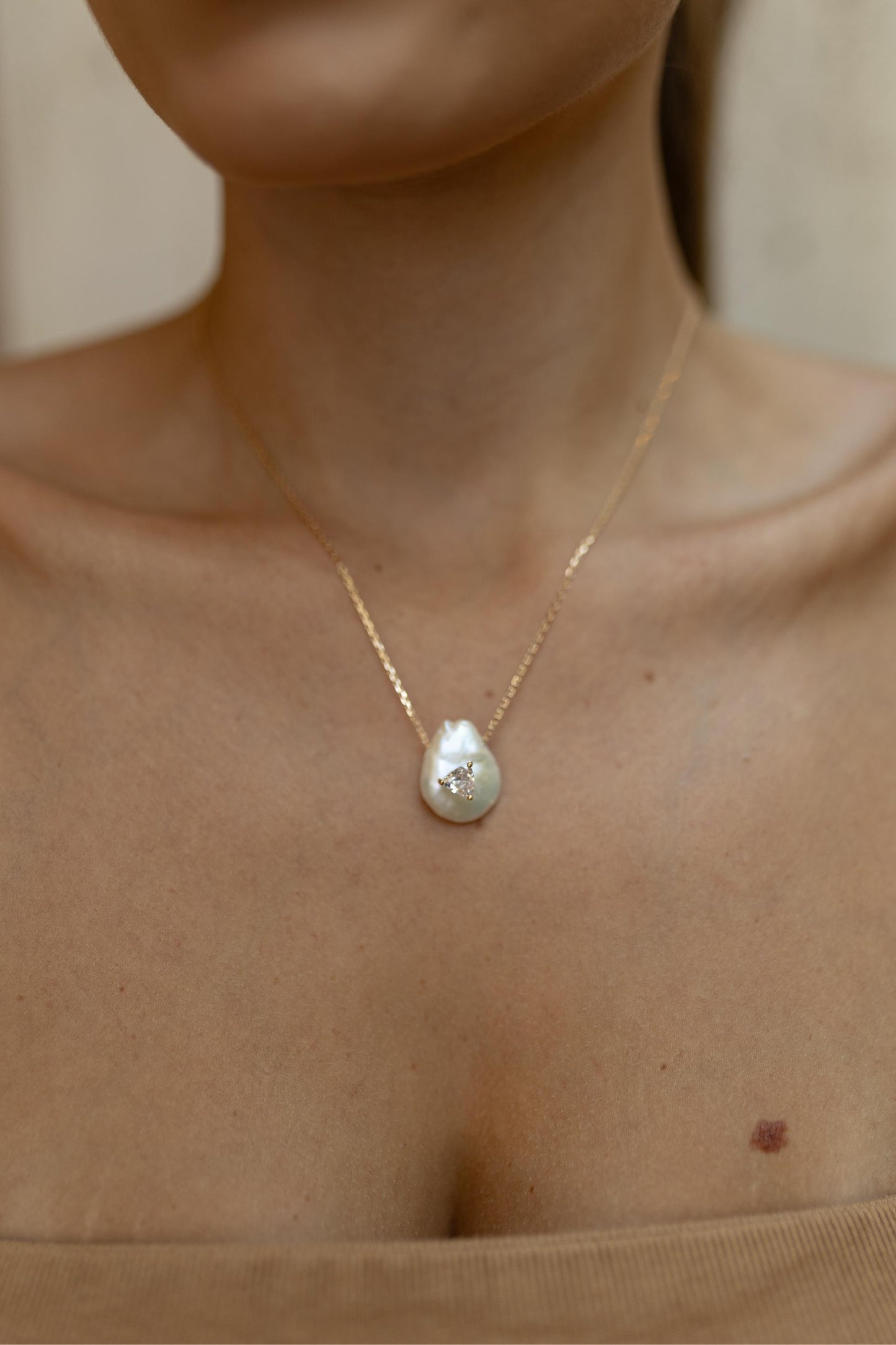 Colar Pingente de Pérola Barroca com Zircônia Dourado