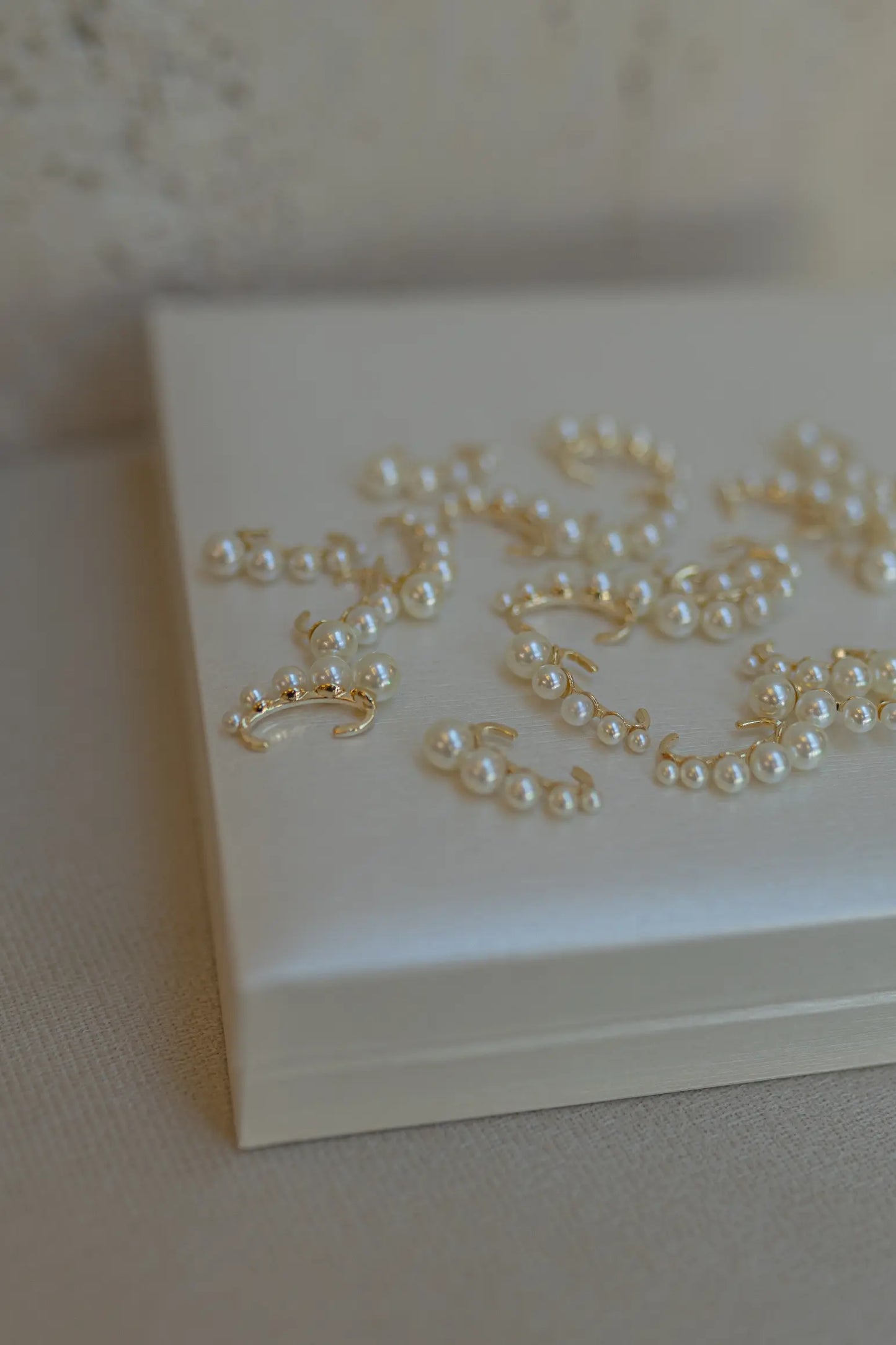 Piercing Fake Ear Hook  Pérola Dourado