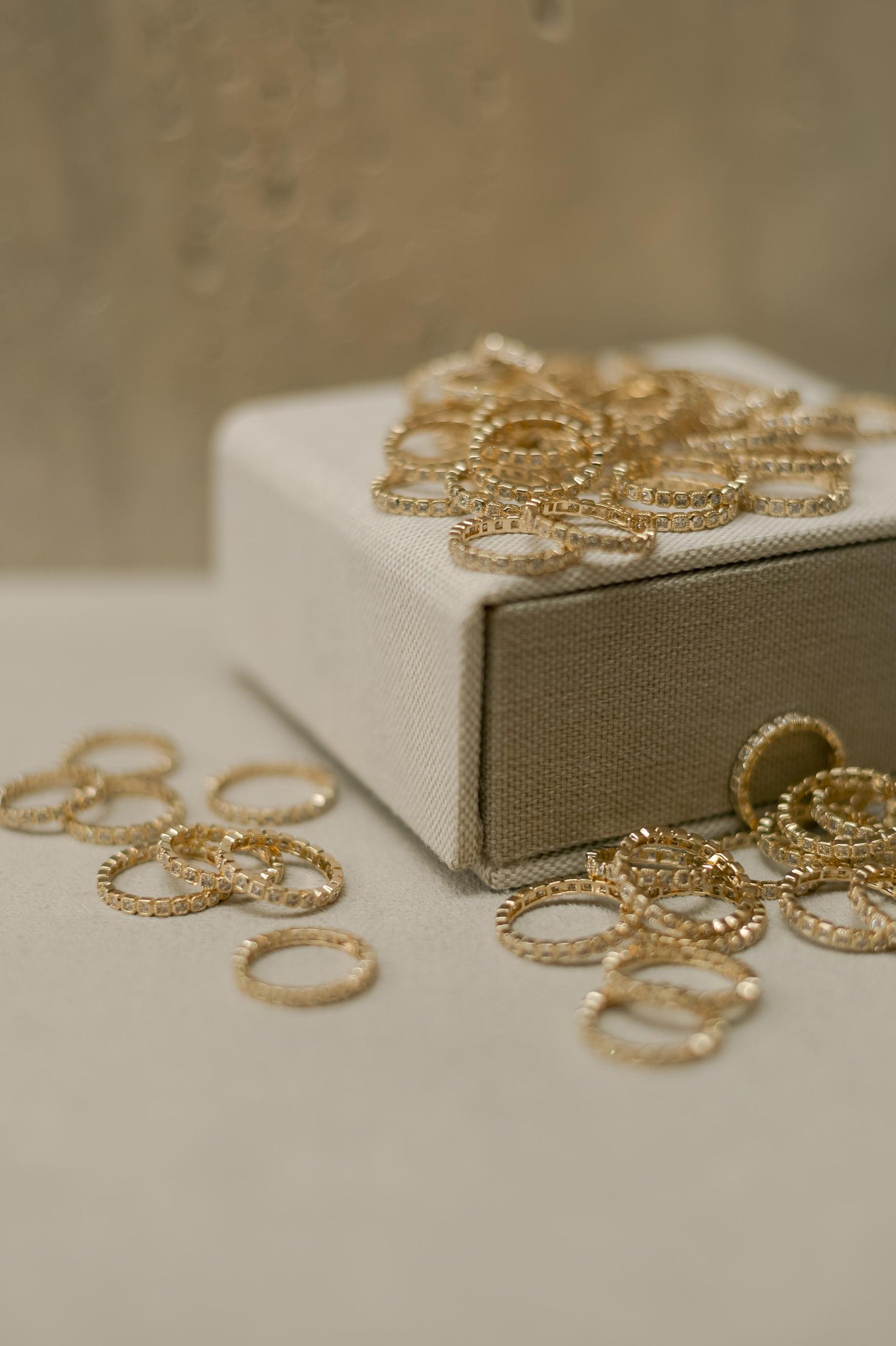 Anel Aparador de Aliança Cravejado Dourado