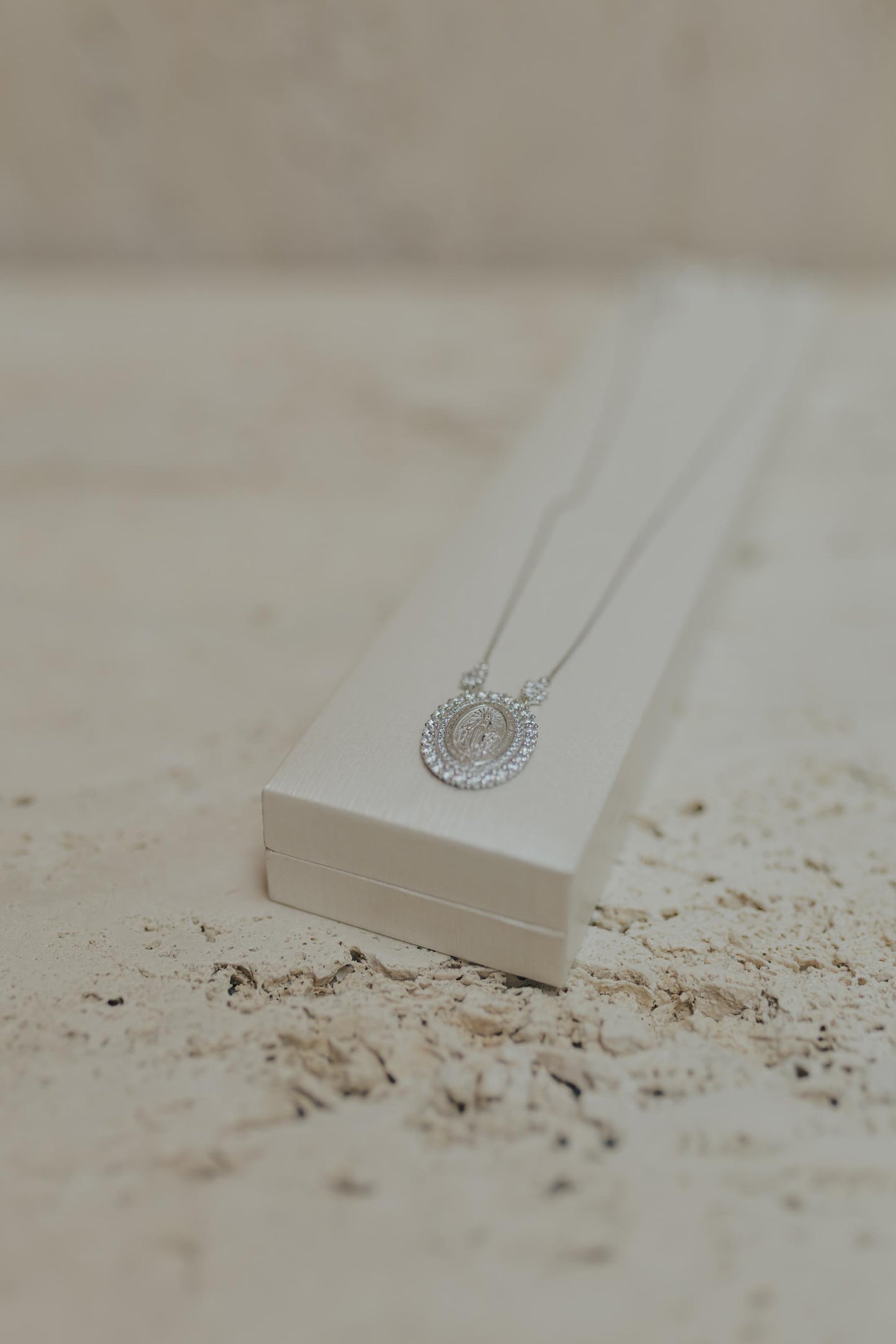 Colar Nossa Senhora das Graças Flores Prata 925 Ródio Branco