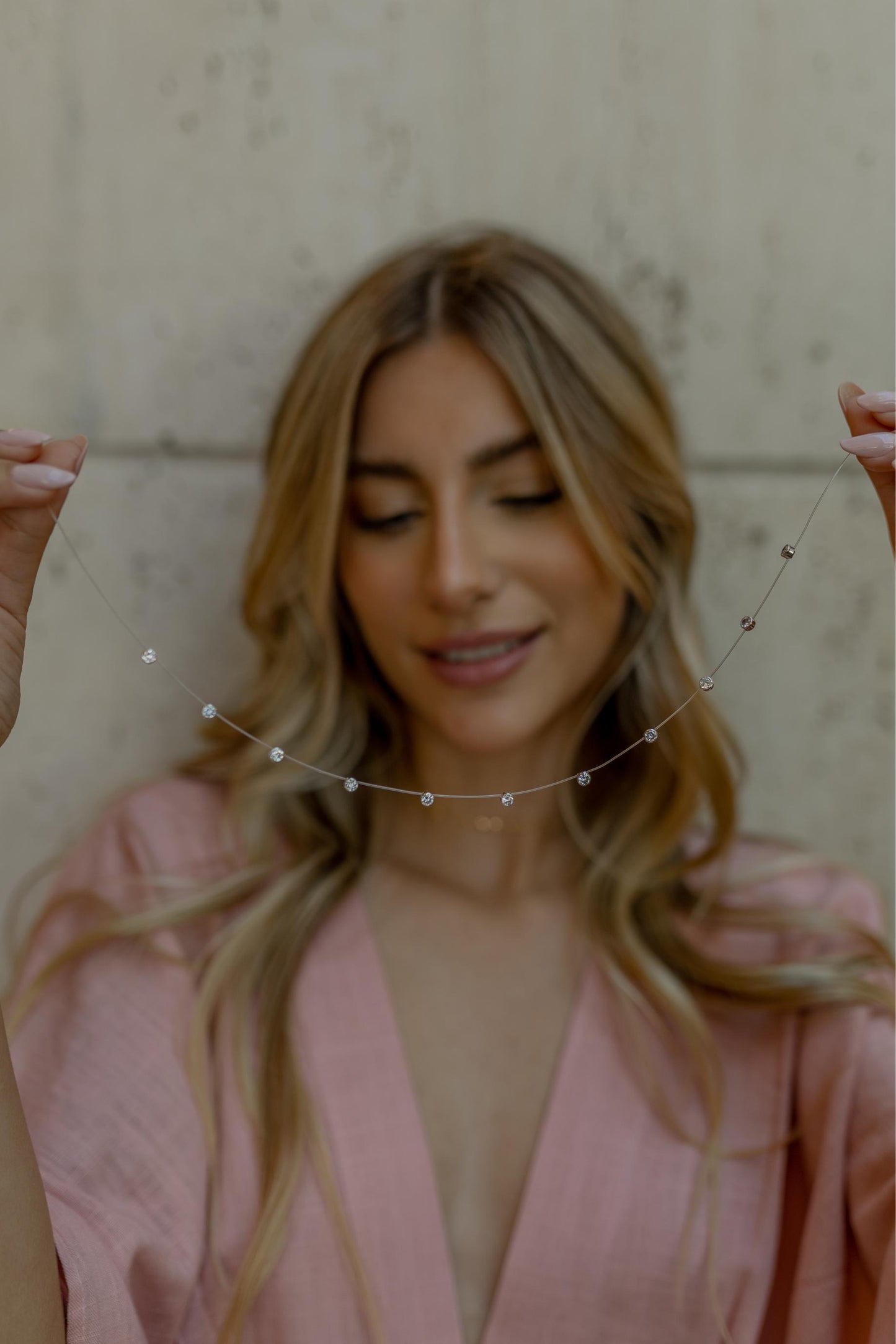 Colar Fio de Nylon Pontos de Luz Ródio Branco