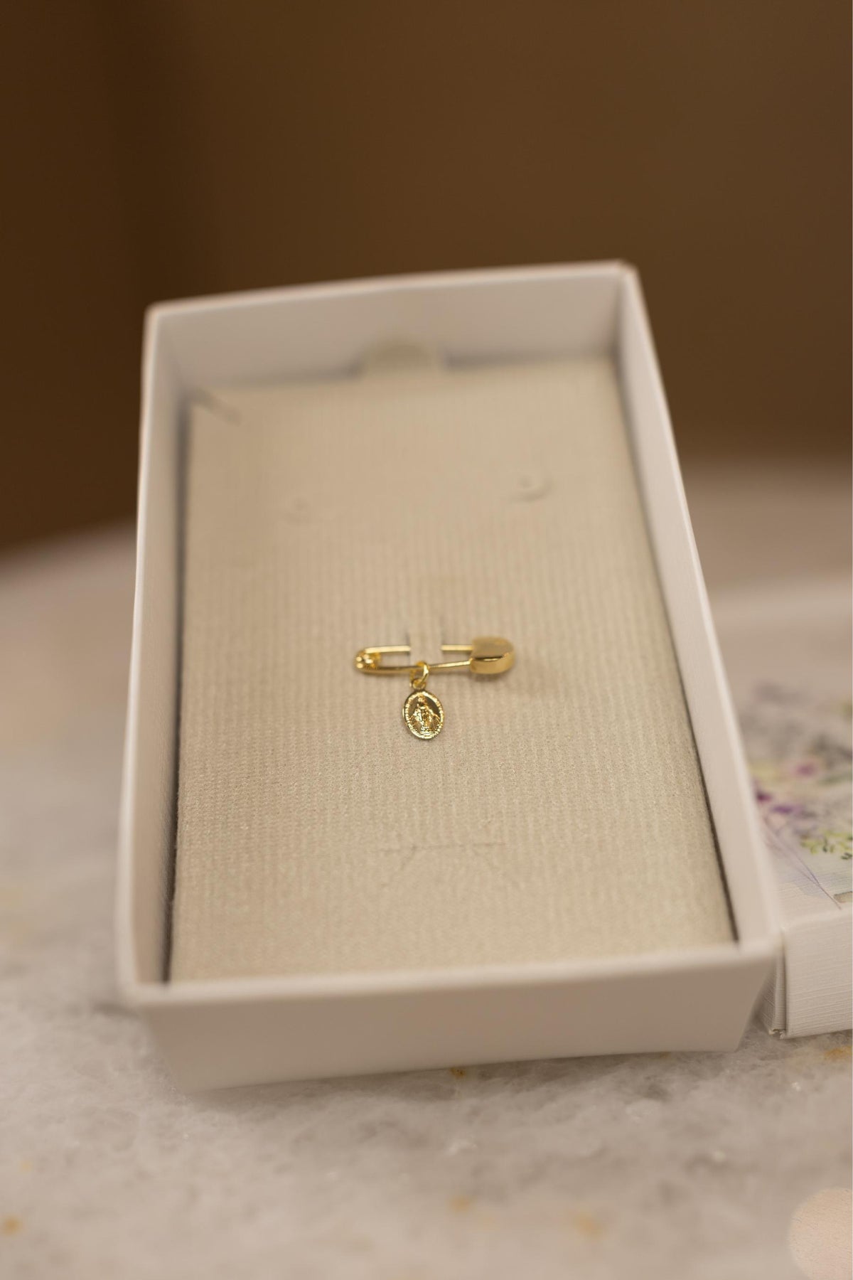 Alfinete de Batizado Ponto de Luz Nossa Senhora das Graças Banhado a Ouro 18k | Presente para Batizado