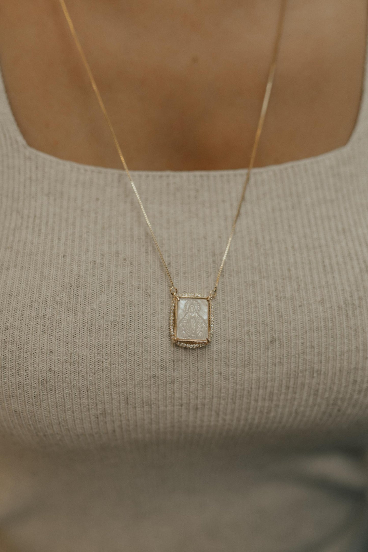 Colar Escapulário Madrepérola Rosa Ródio Branco