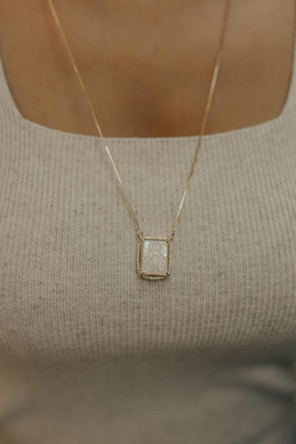 Colar Escapulário Madrepérola Rosa Ródio Branco