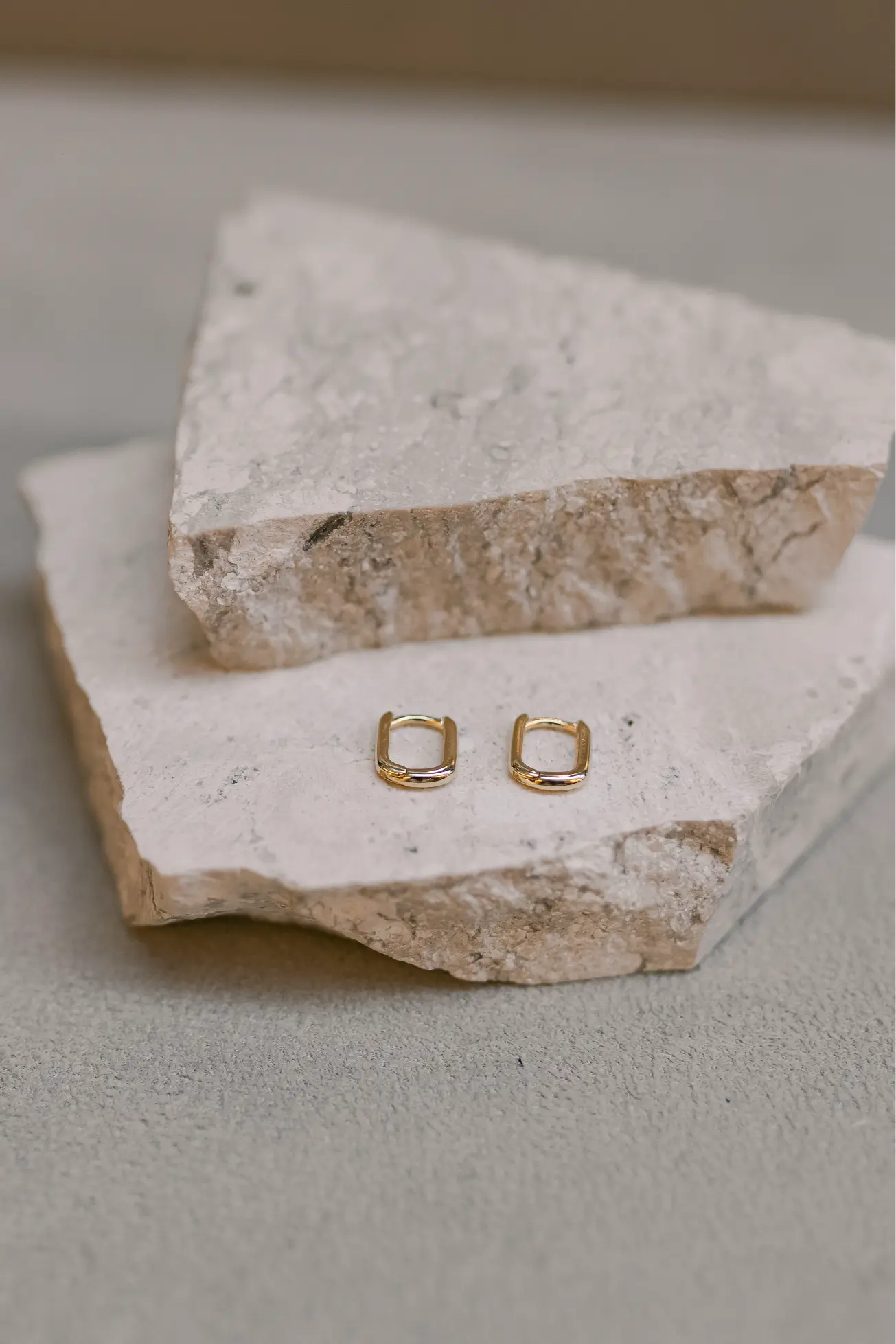 Brinco Argola Click Quadrado Liso Dourado P