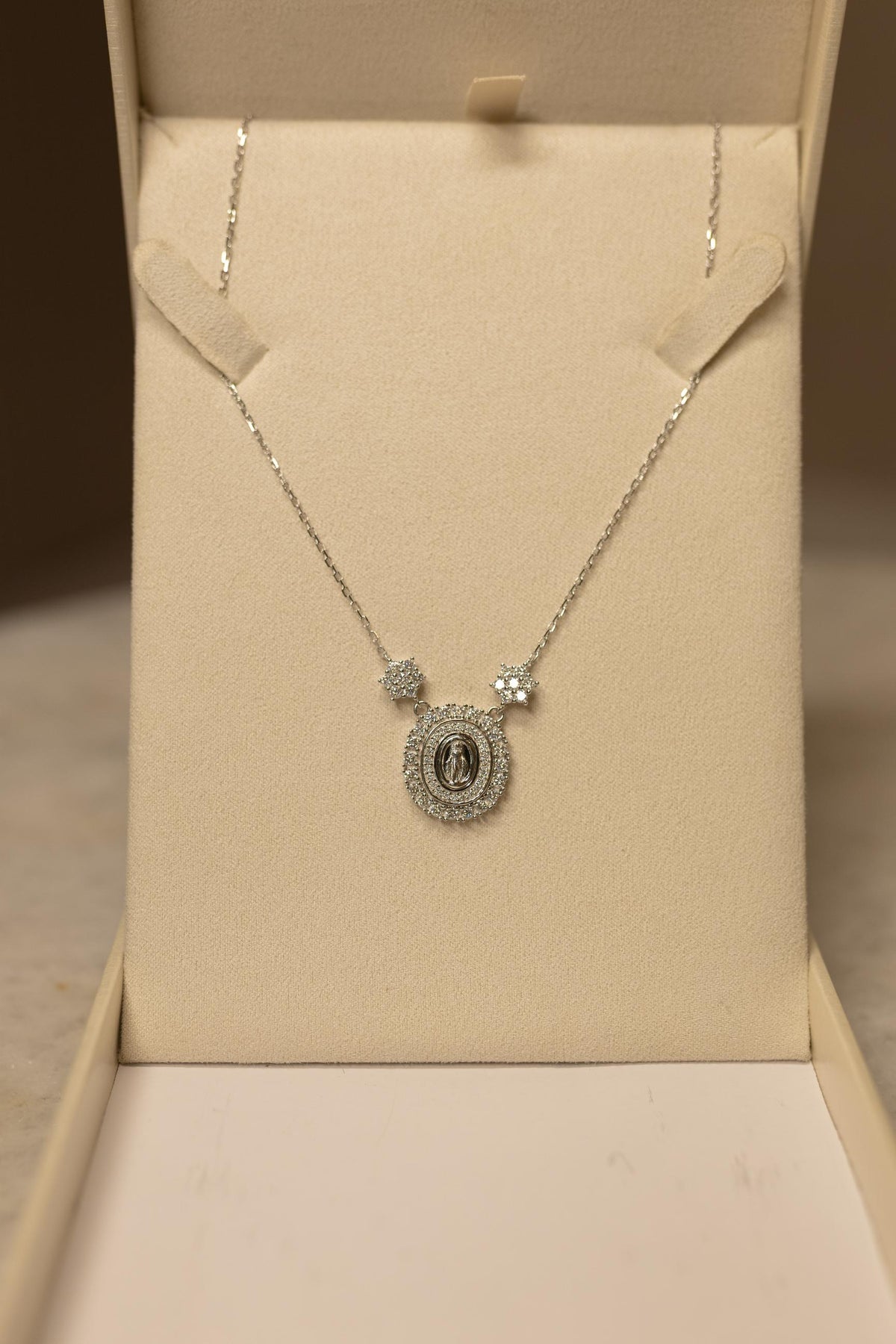 Colar Nossa Senhora das Graças Duplo Cravejado e Flores Moissanite Prata 925 Ródio Branco