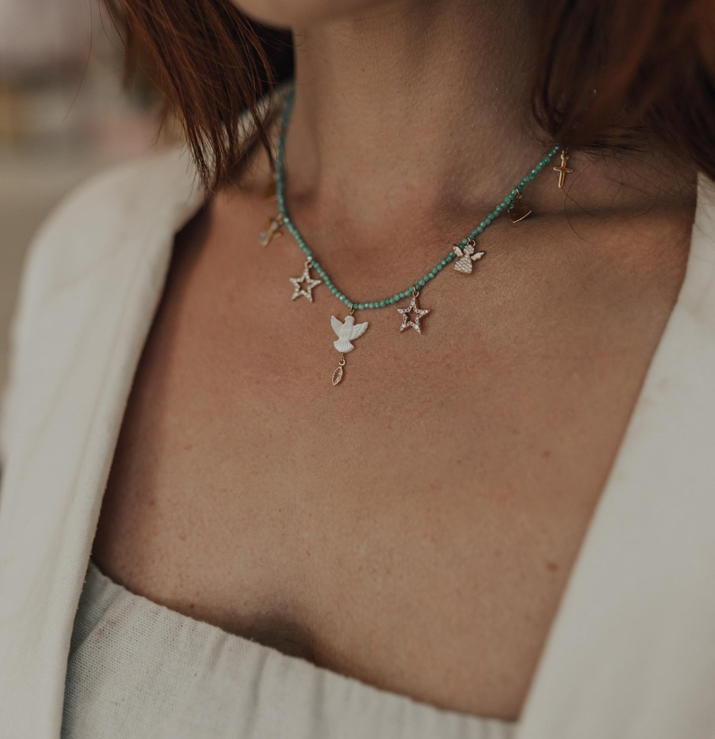 Colar de Pedras Naturais Verde com Charms Dourado