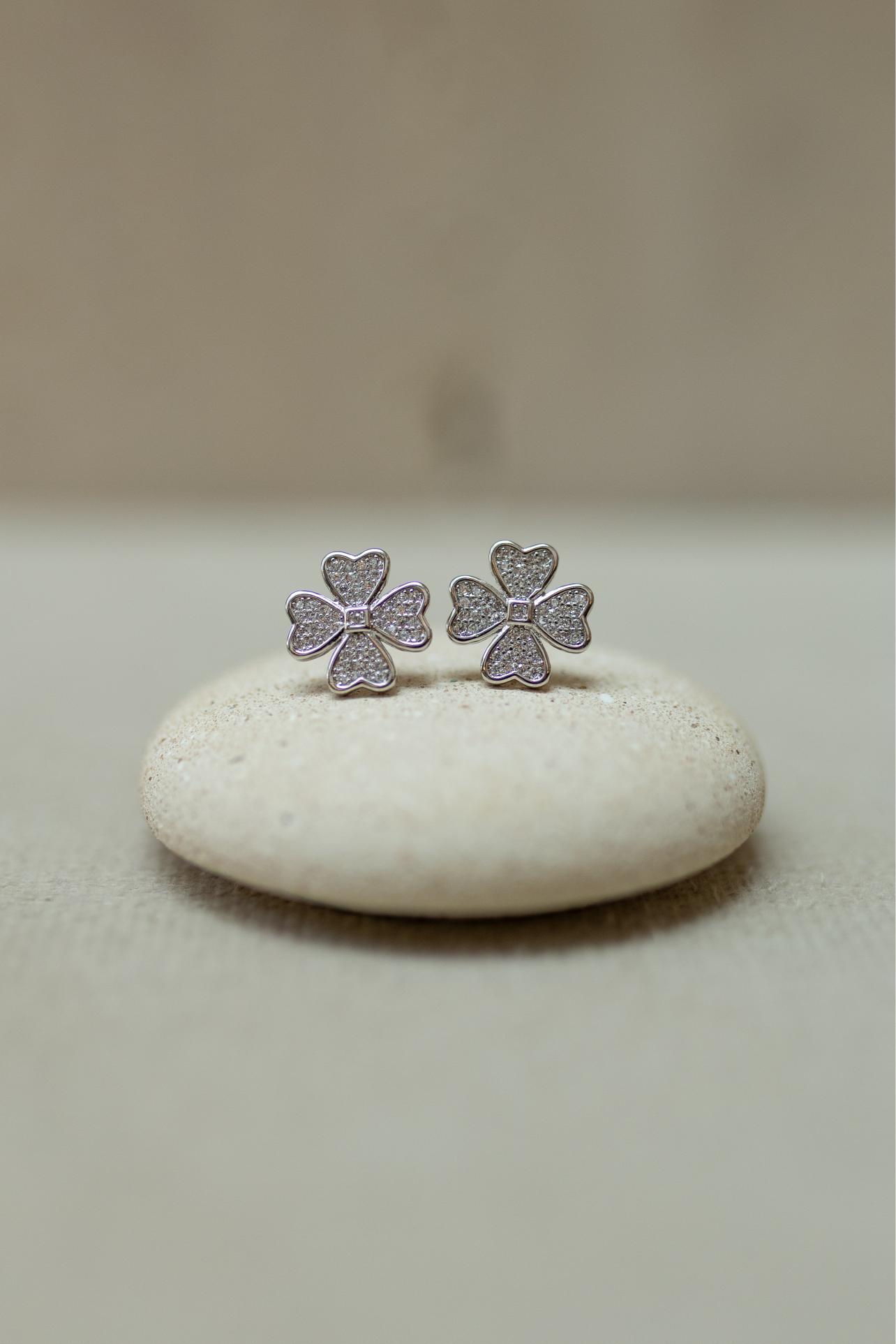 Brinco Trevo Cravejado Ródio Branco