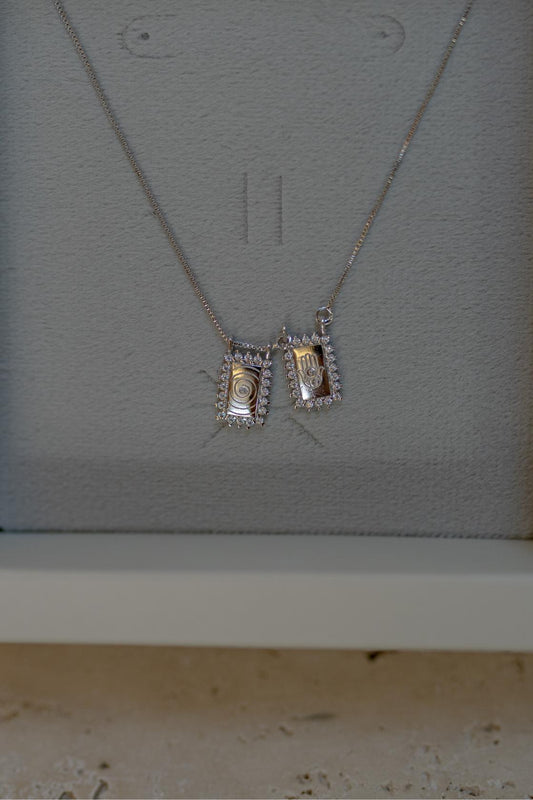 Colar Escapulário Mão de Hamsá Ródio Branco