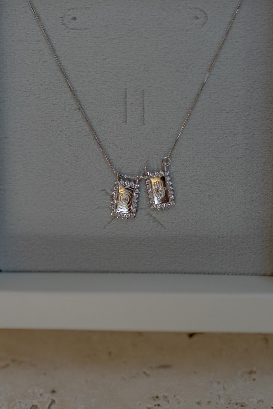 Colar Escapulário Mão de Hamsá Ródio Branco