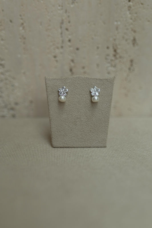 Brinco Fixo Flor Pérola Ródio Branco