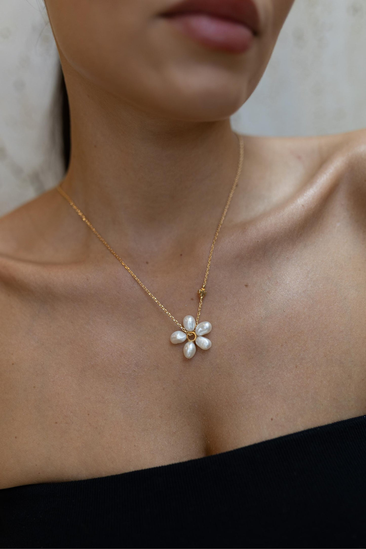 Colar Trevo Pérolas Flor Dourado