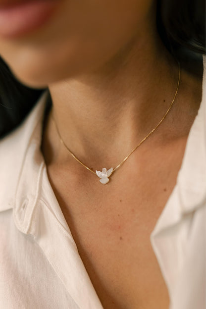 Colar Choker com Divino Espírito Santo Madrepérola Dourado