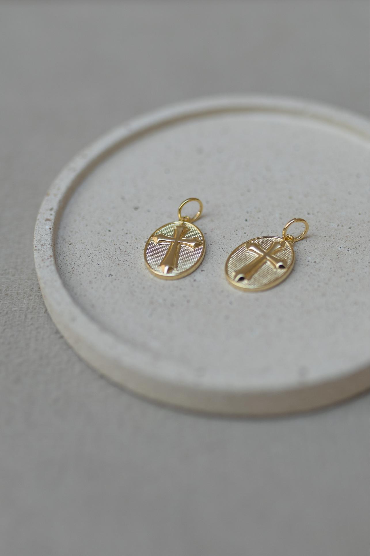 Pingente Cruz Oval Dourado