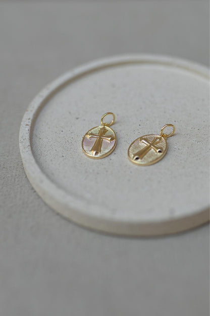 Pingente Cruz Oval Dourado