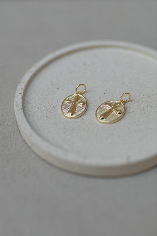 Pingente Cruz Oval Dourado