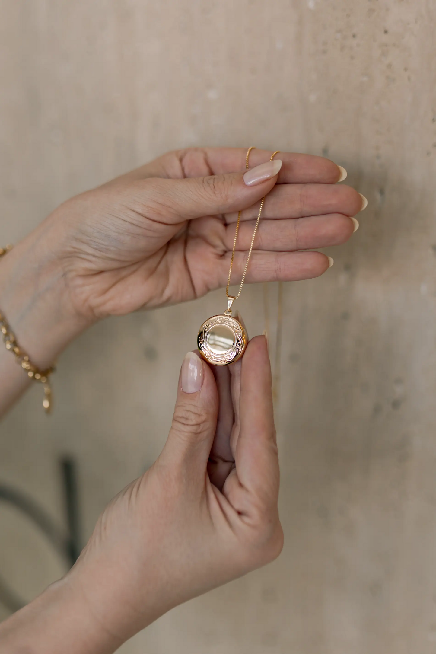 Colar Relicário Borda Trabalhada Dourado