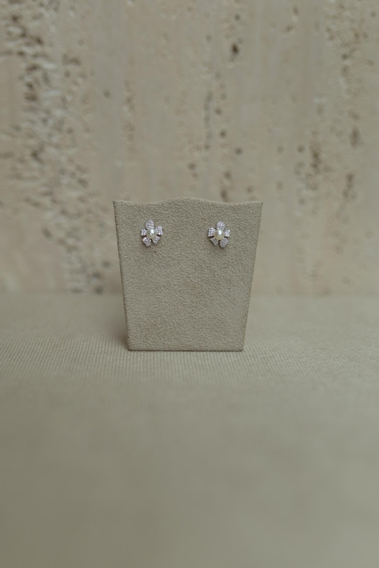 Brinco Mini Flor Assimétrico Pérola Ródio Branco