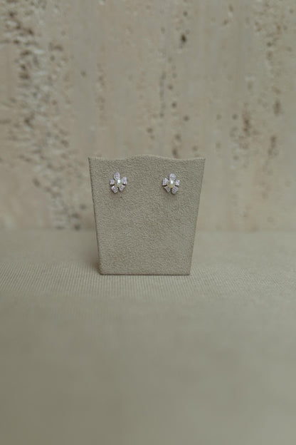 Brinco Mini Flor Assimétrico Pérola Ródio Branco