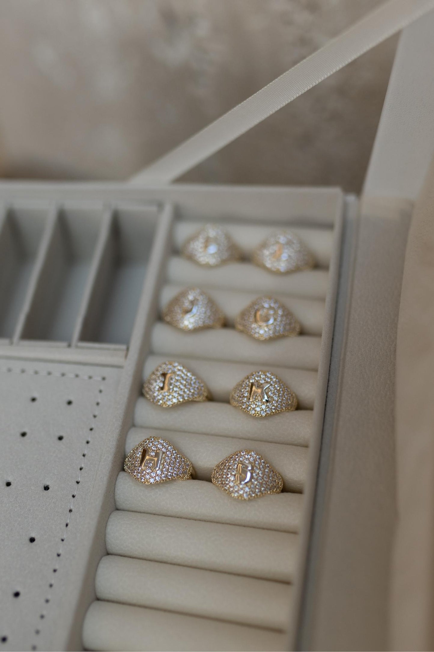 Anel Letra Mix de Banhos Cravejado