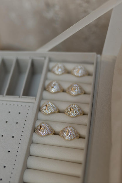 Anel Letra Mix de Banhos Cravejado