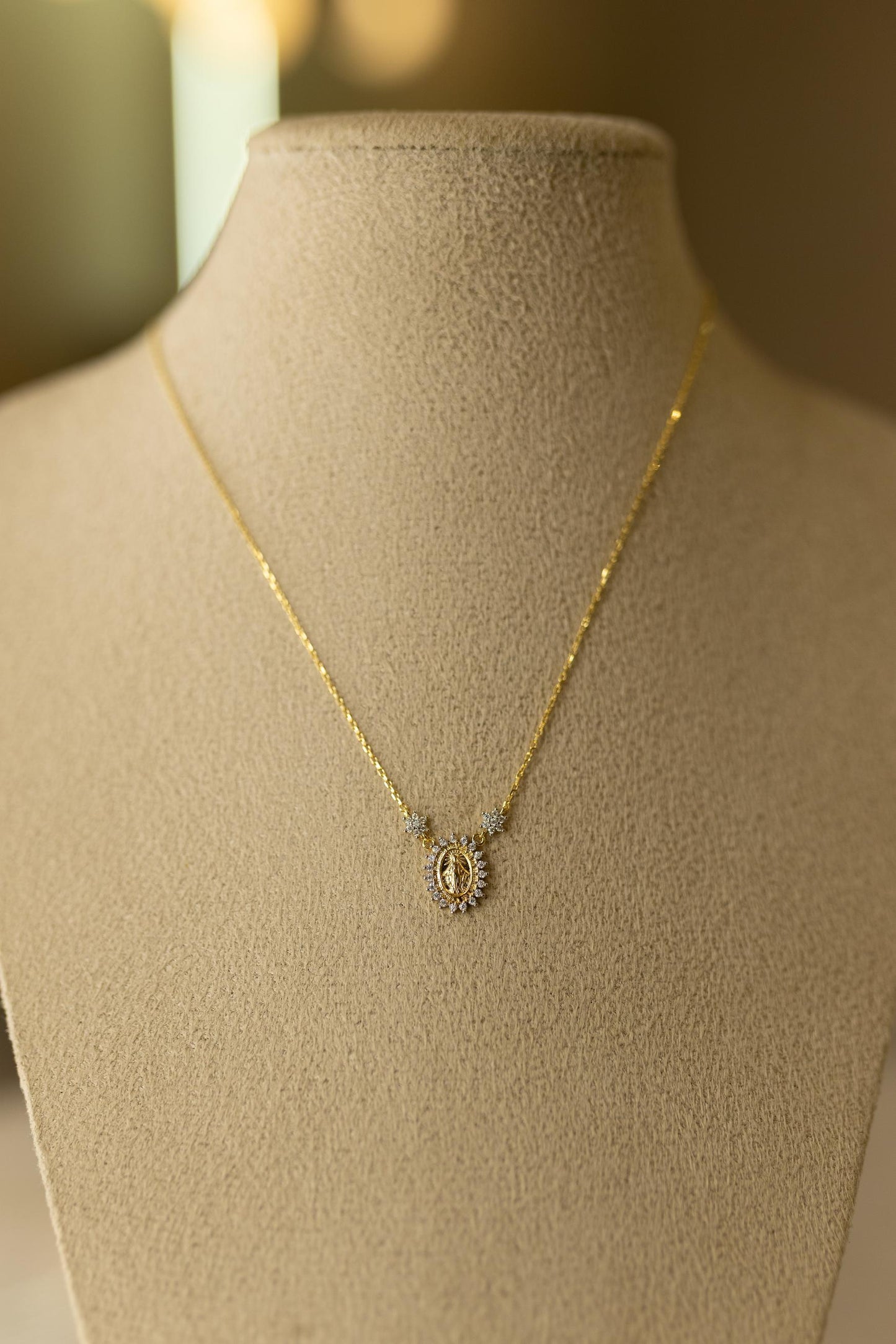 Colar Mini Nossa Senhora das Graças Flores Moissanite Prata 925