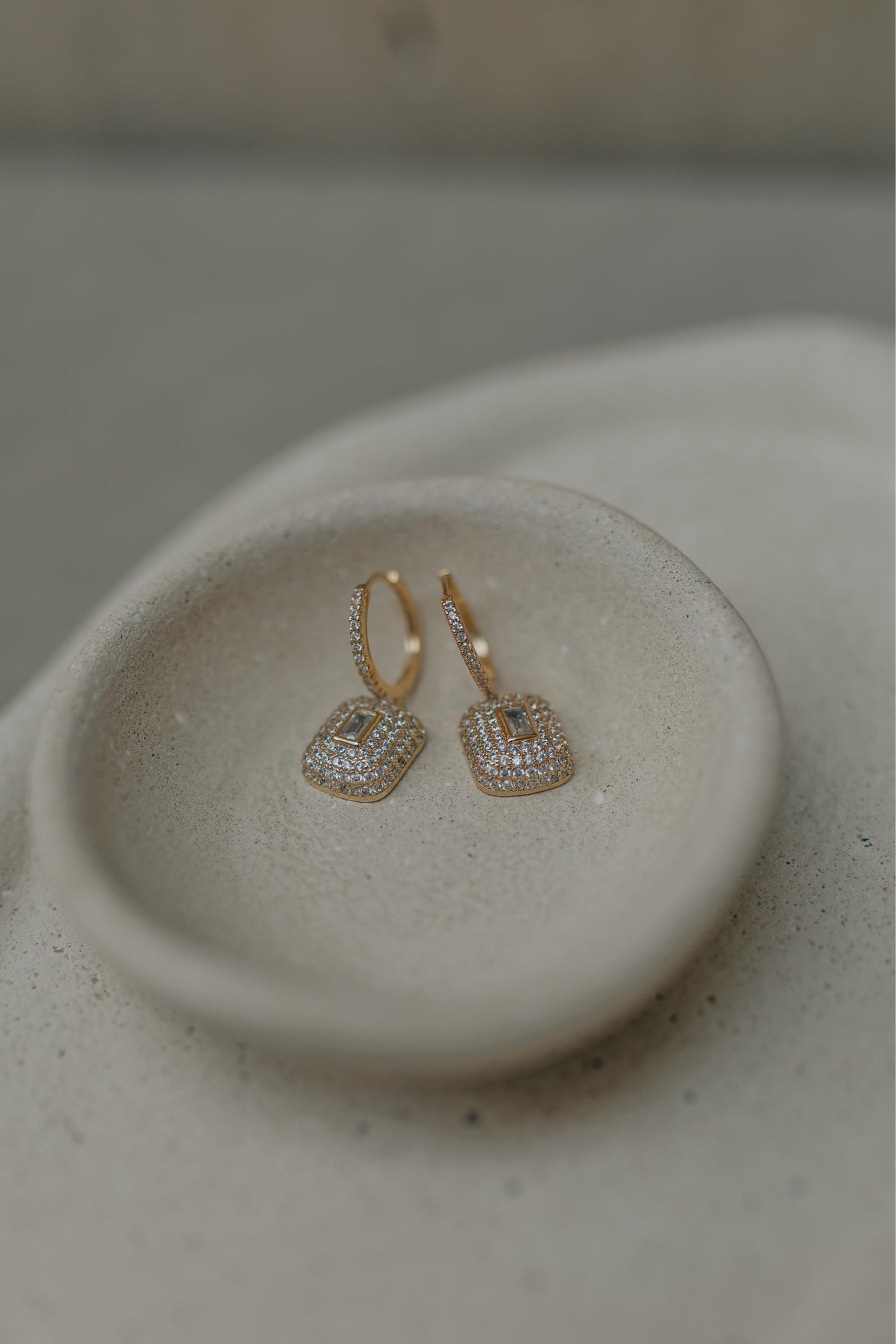 Brinco Argola Com Pingente Cravejada Dourado