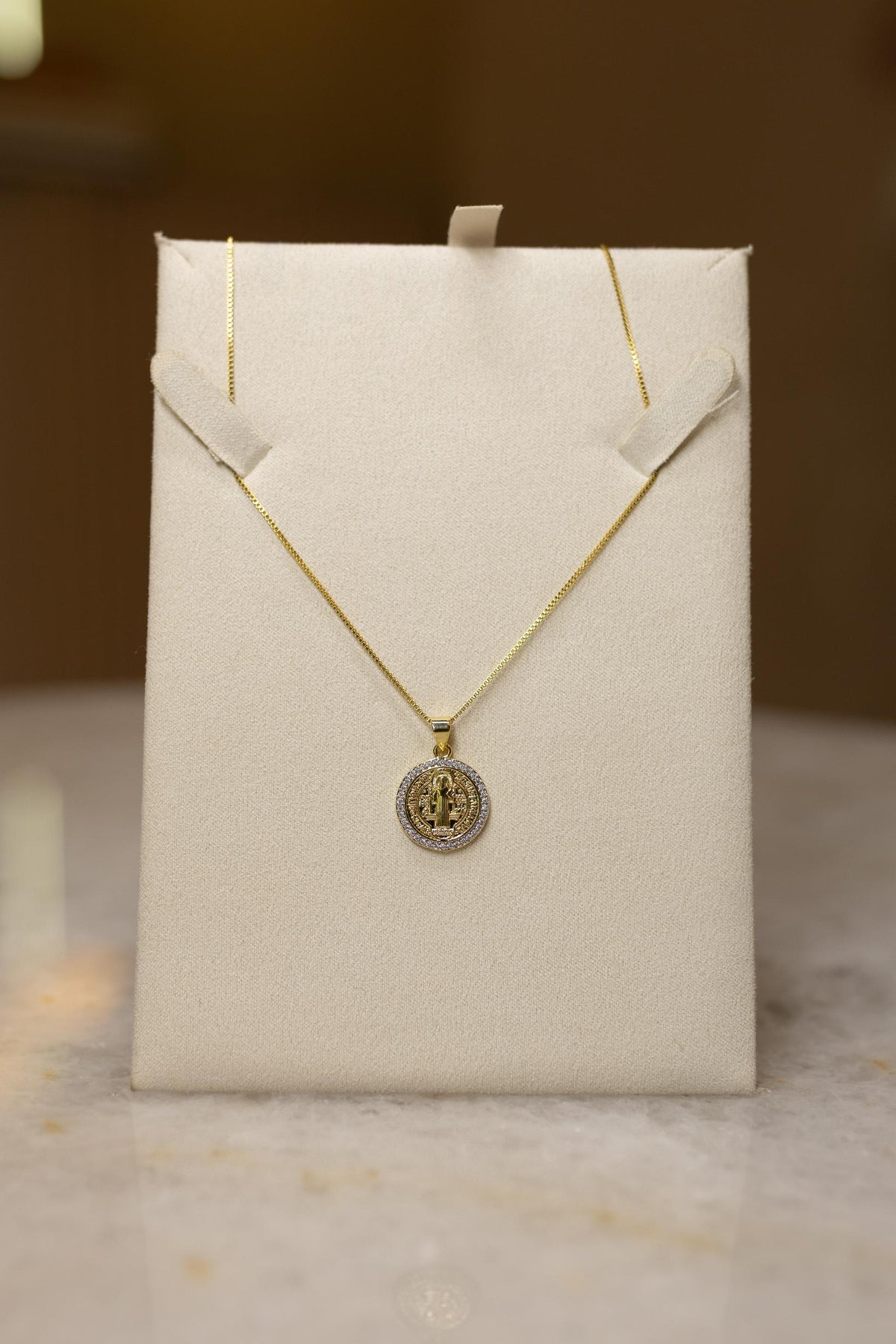 Colar Medalha de São Bento Cravejada Dourado