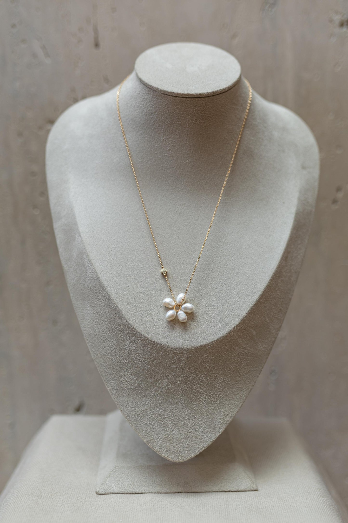 Colar Trevo Pérolas Flor Dourado