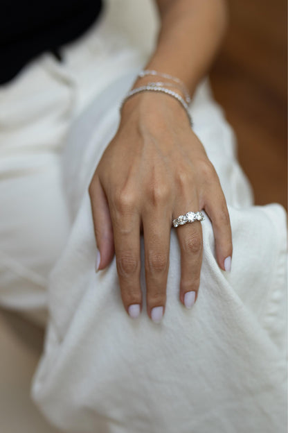 Anel Prata 925 Com Cinco Pontos de Luz Decrescentes Moissanite Ródio Branco