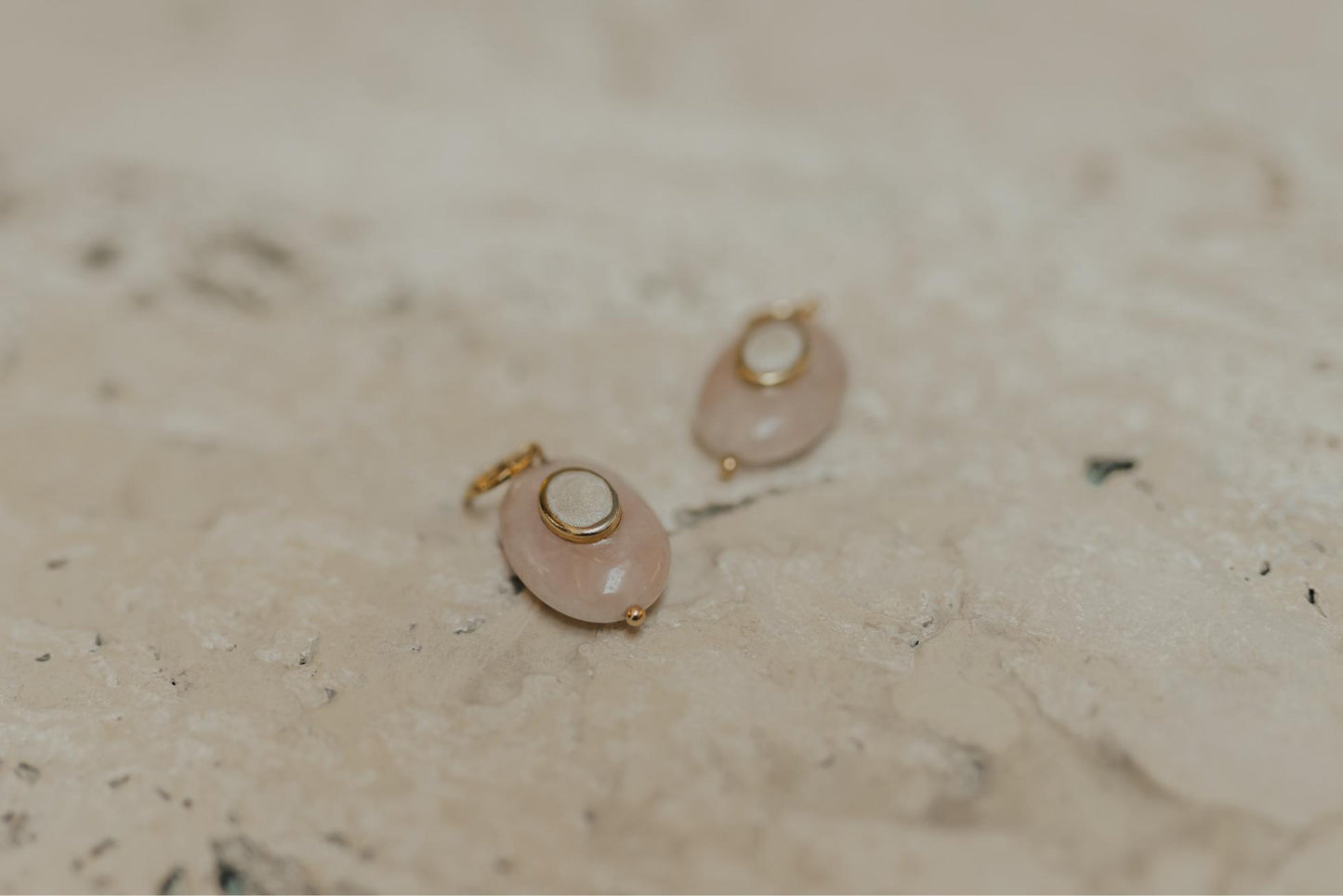 Pingente de Pedras Naturais Dourado