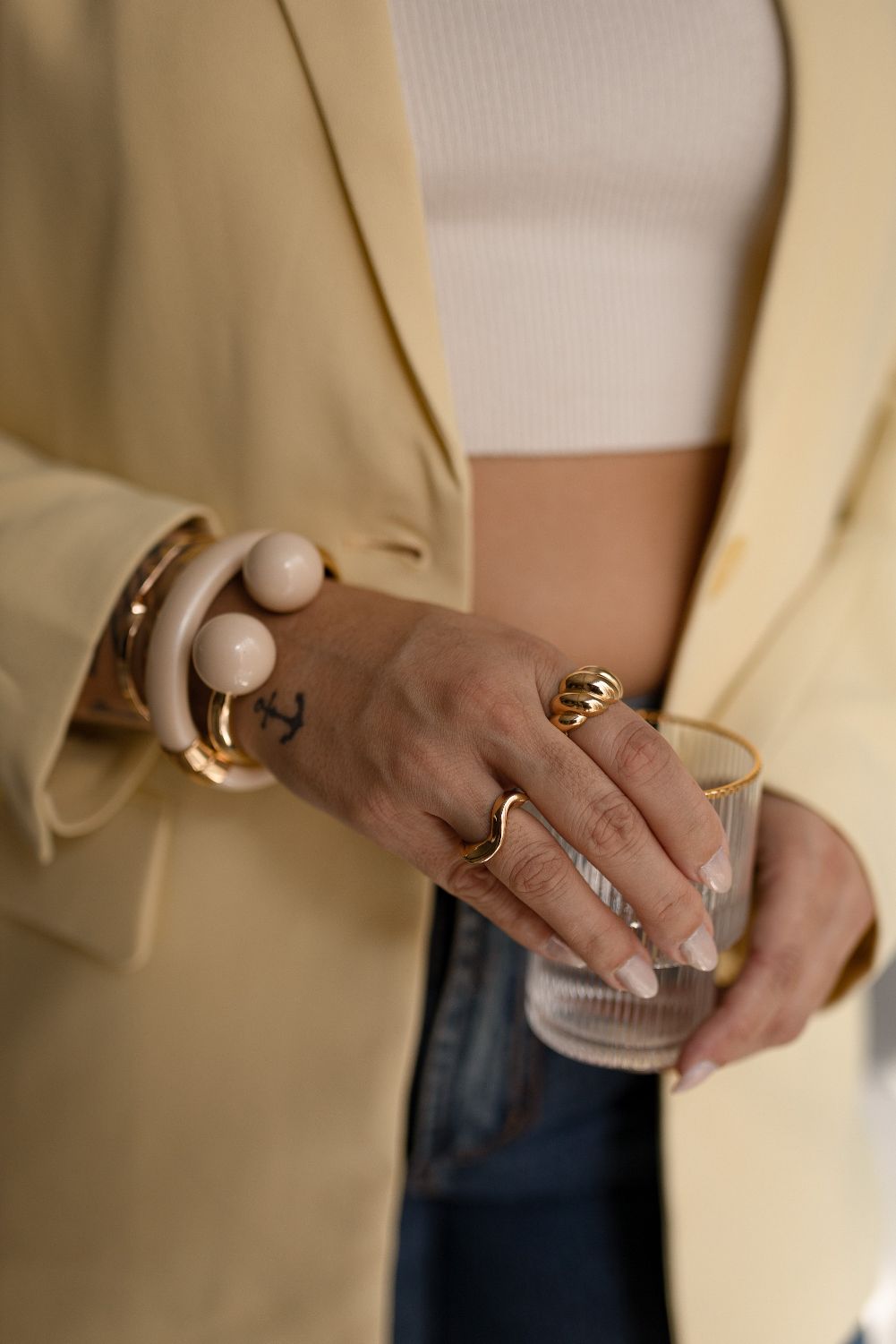Bracelete Dourado com Bolas Peroladas de Resina