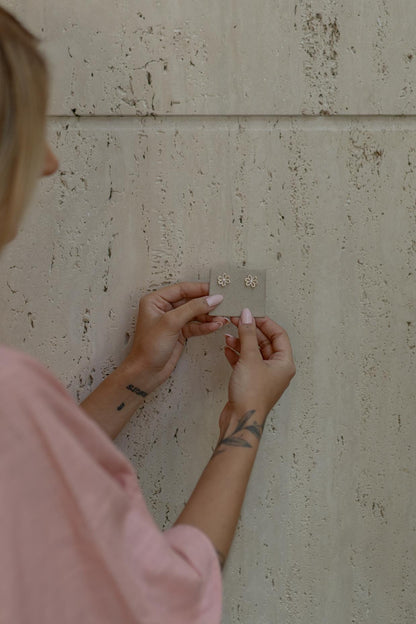 Brinco Flor Vazada Cristal Dourado