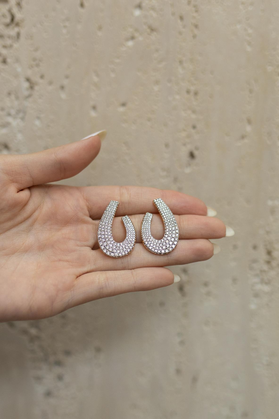 Brinco Gota Curva Luxo Cravejado Ródio Branco