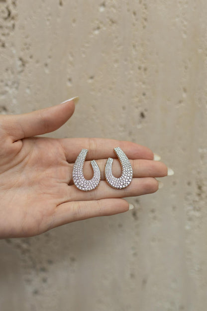 Brinco Gota Curva Luxo Cravejado Ródio Branco
