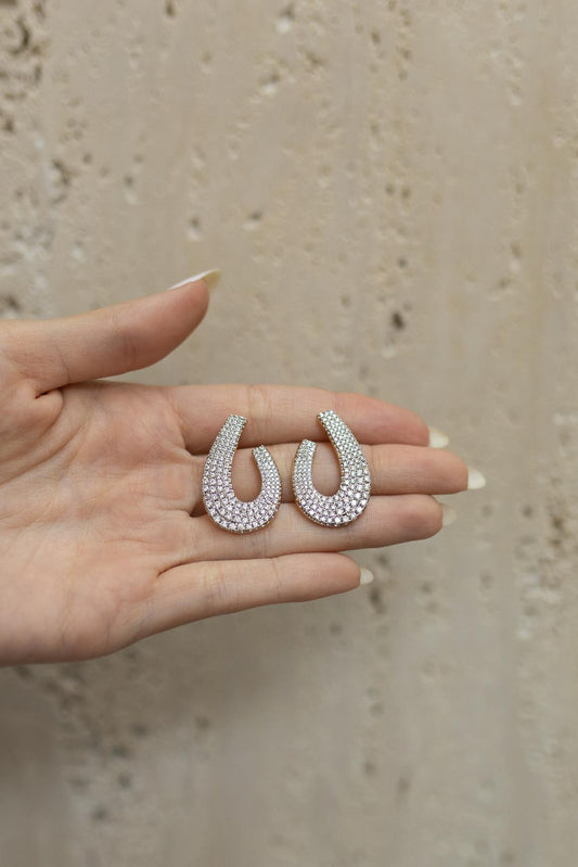 Brinco Gota Curva Luxo Cravejado Ródio Branco