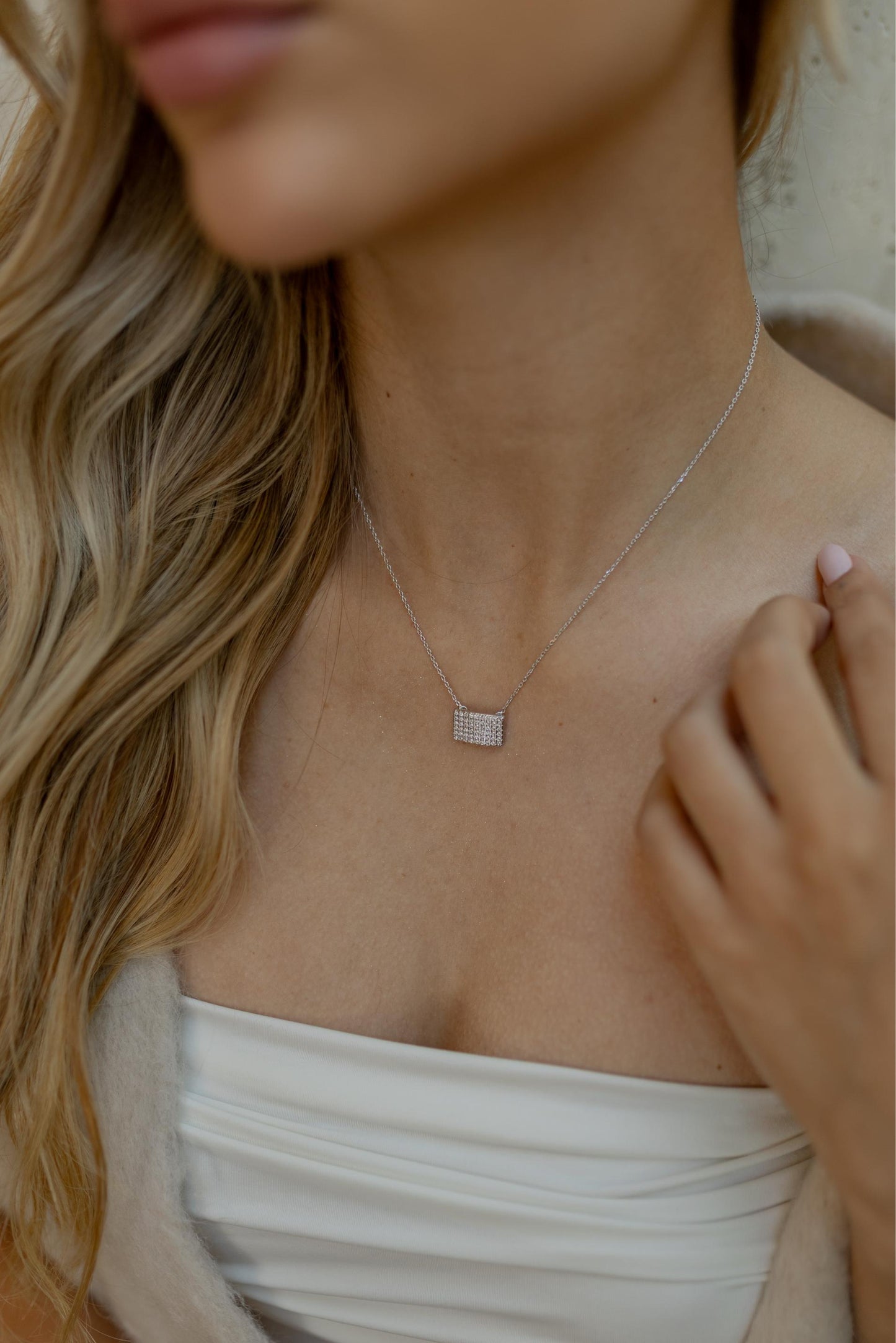 Colar Quadrado Cravejado Ródio Branco