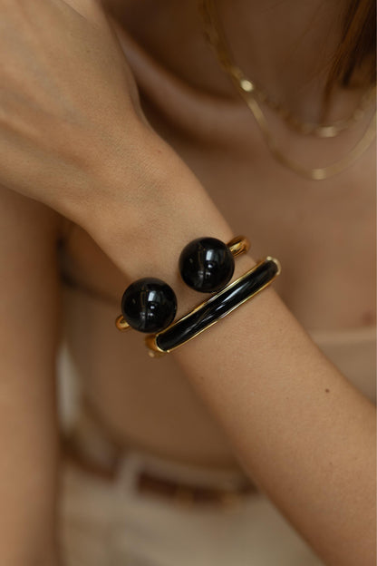 Bracelete Dourado com Bolas de Resina Preto Dourado