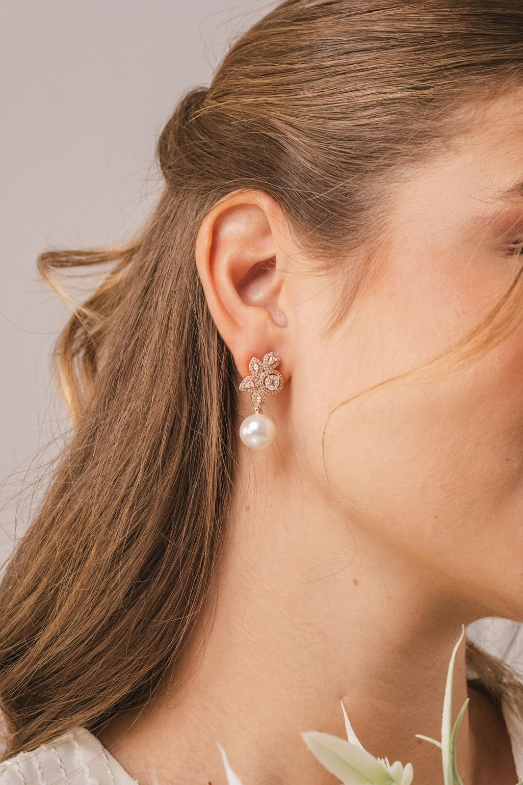 Brinco Cravejado Bride Invisible Pérola Dourado