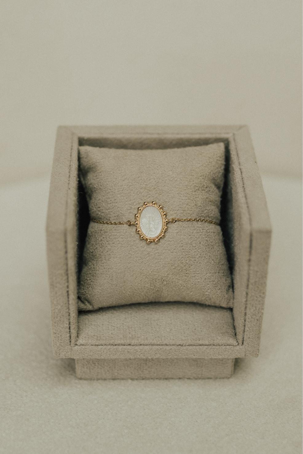 Pulseira Divino Espírito Santo Madrepérola Dourado