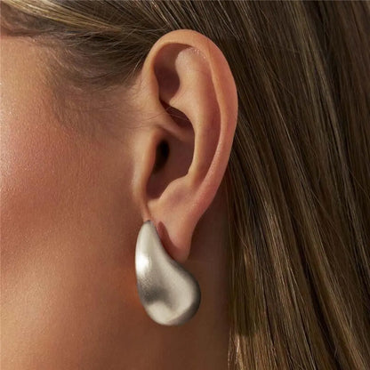 Brinco Gota Oca Maior Fosco Ródio Branco