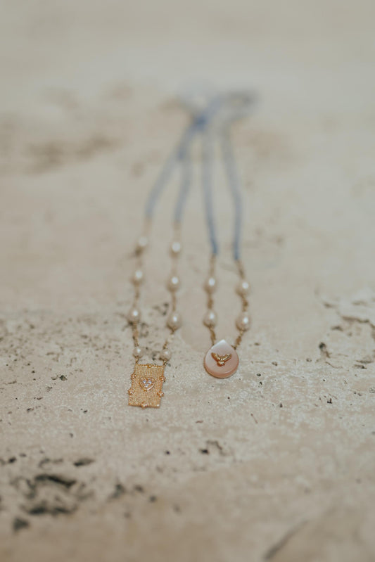 Colar Escapulário Pedras Naturais Espírito Santo e Coração Dourado