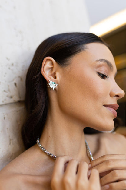 Brinco Ear Cuff Raio Solar com Zircônias Esmeralda Colombiana Oval Ródio Branco